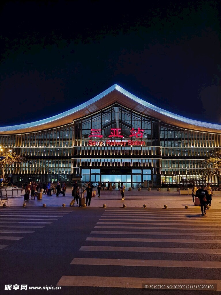 夜晚的火车站外观景象