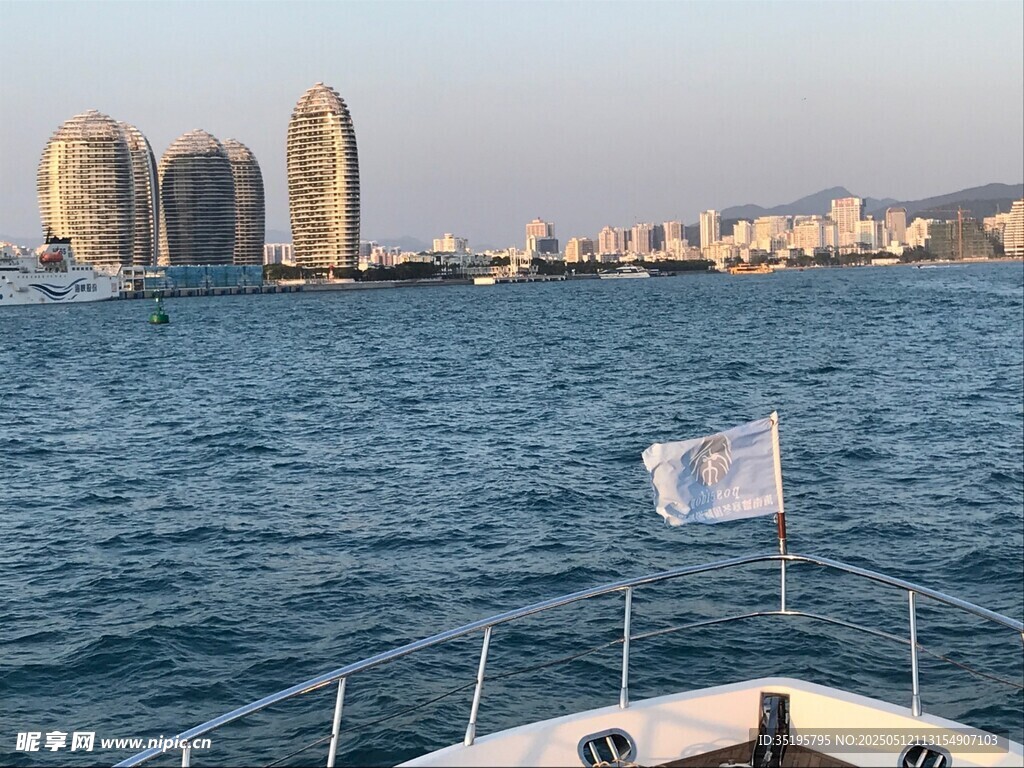 海上游艇远眺城市建筑群