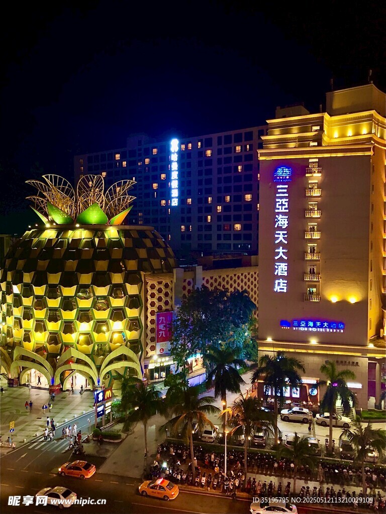 夜晚璀璨的菠萝造型建筑
