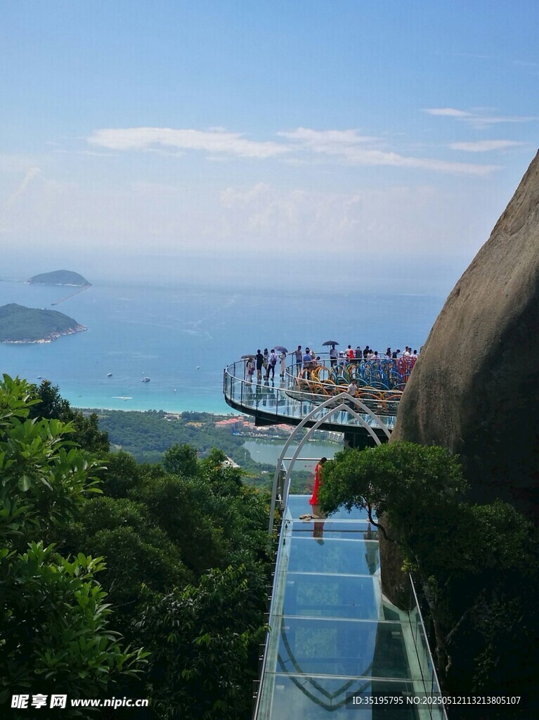 悬崖玻璃栈道俯瞰海景
