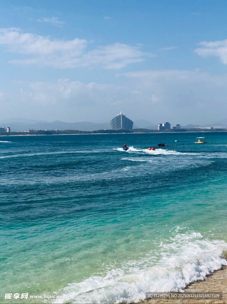 碧海蓝天的美丽海岸线