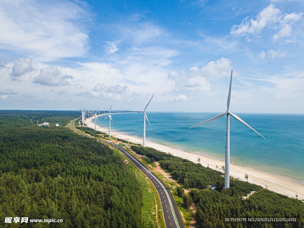 海边公路旁的风力发电机组