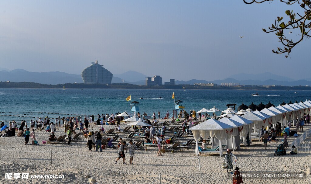 热闹的海滨沙滩度假场景