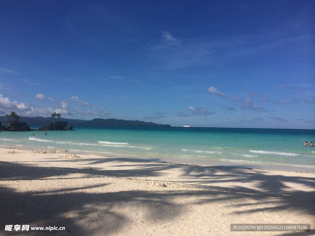 美丽沙滩与湛蓝大海风光