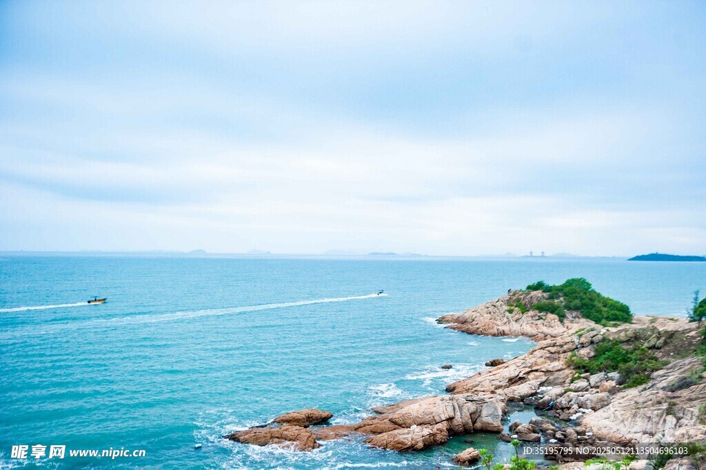 碧海蓝天的美丽海岸风光