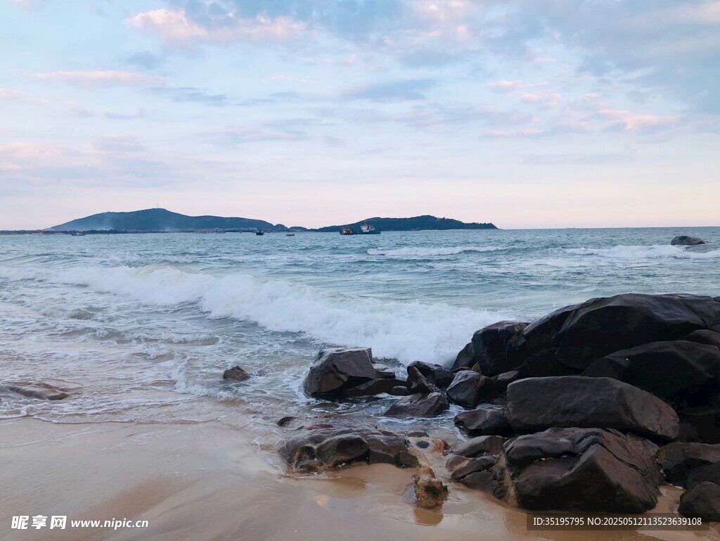 海边沙滩礁石美丽景致