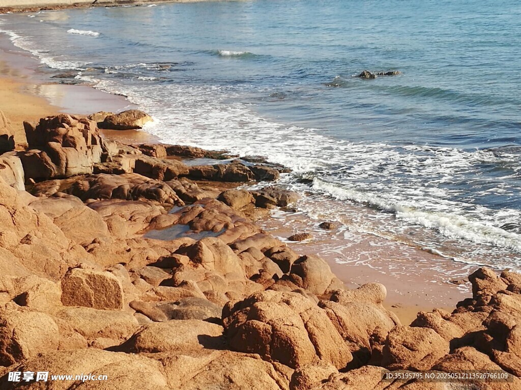 海边嶙峋礁石与翻涌海浪