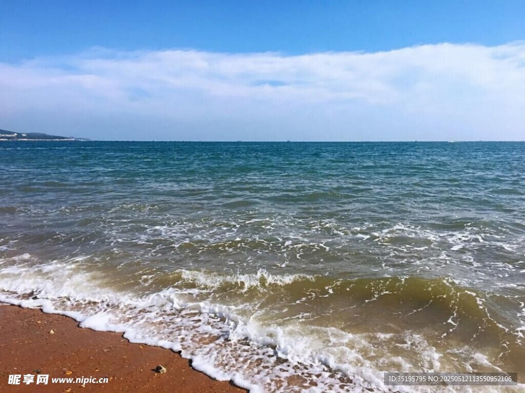 海边美景 海浪轻拍沙滩