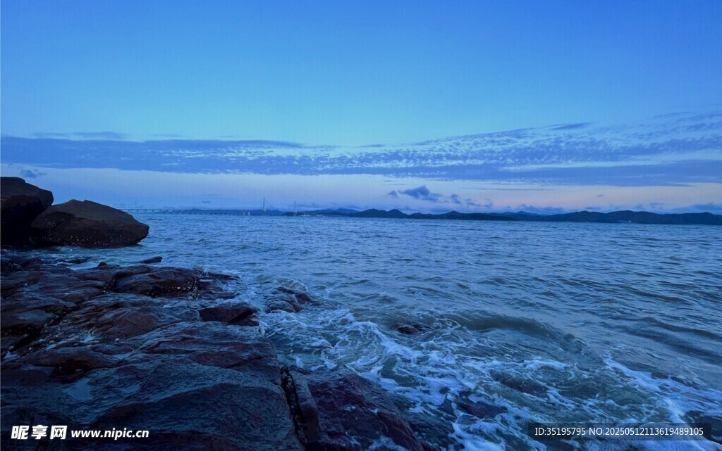 海边礁石处的美丽海景