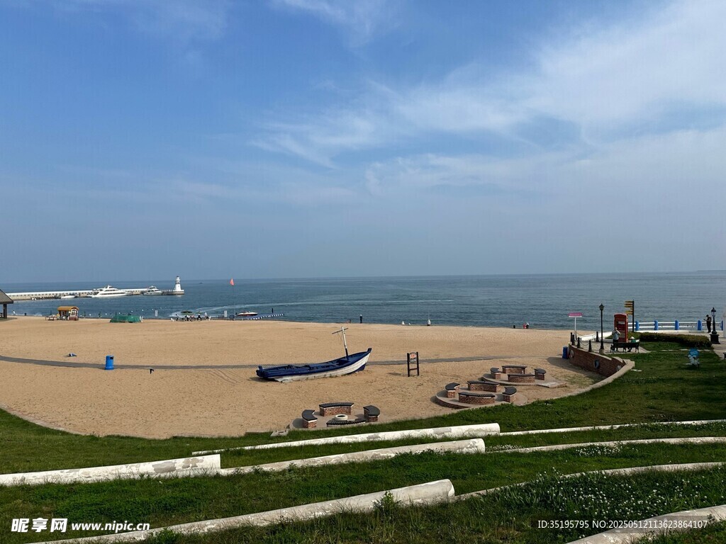 海滨美景 沙滩与蓝天相映