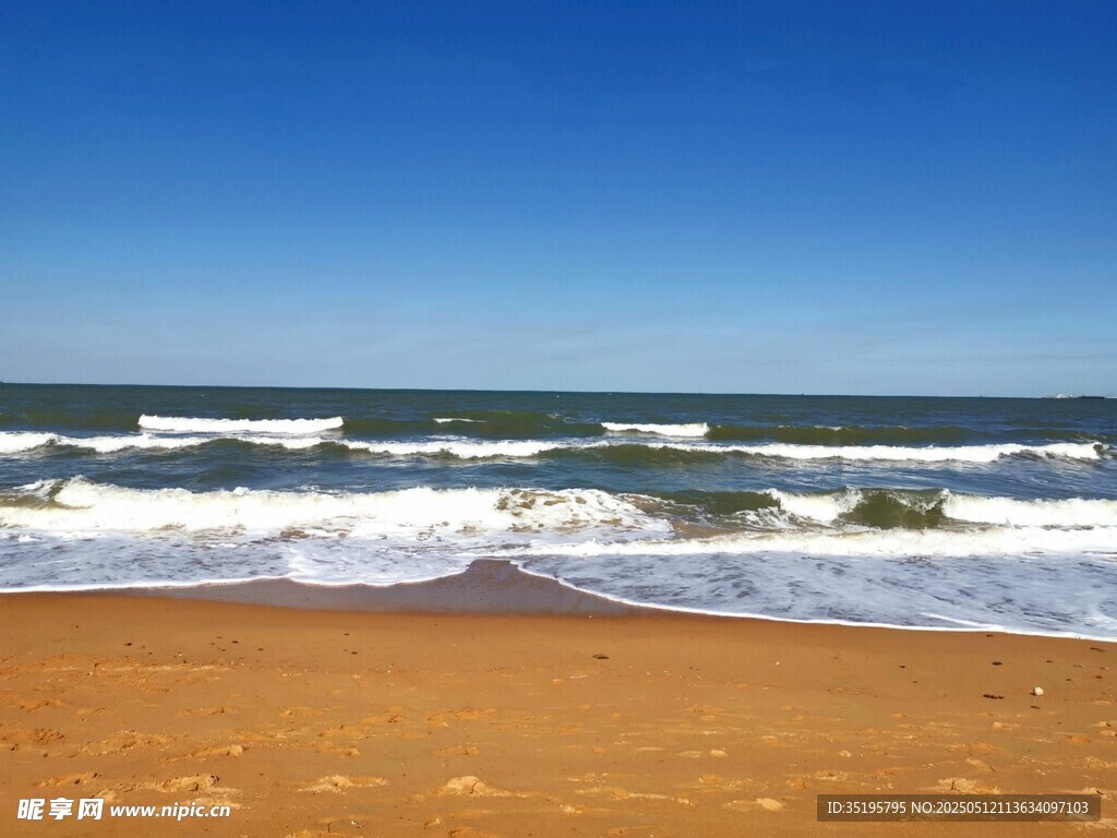 金色沙滩与翻涌海浪