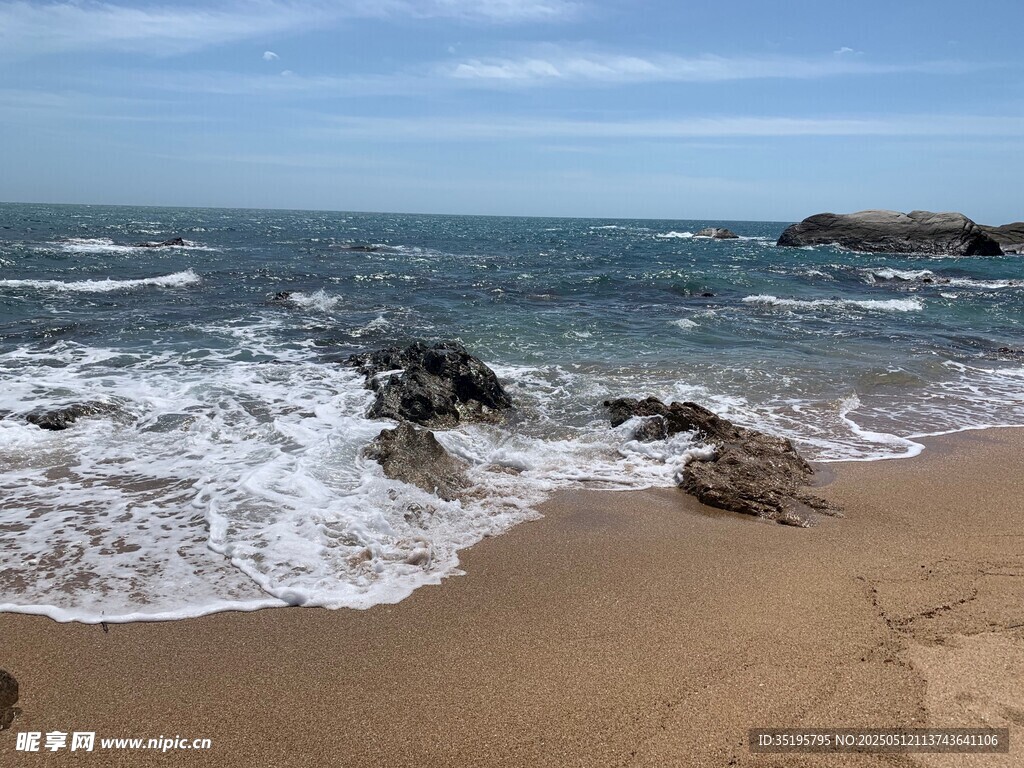 海边沙滩海浪拍打礁石