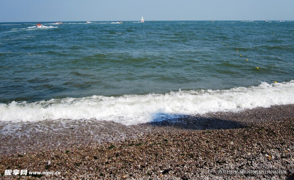 海边沙滩上的翻涌海浪