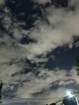 夜空下的云朵与灯光