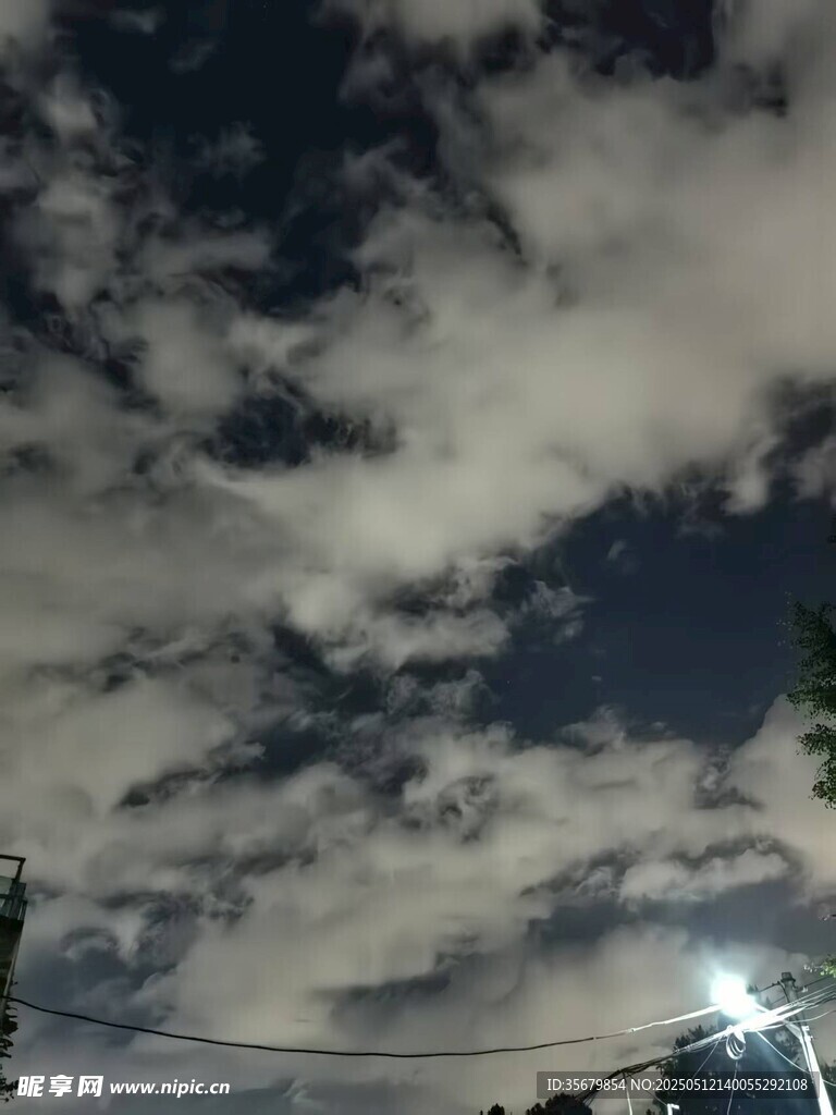 夜空下的云朵与灯光