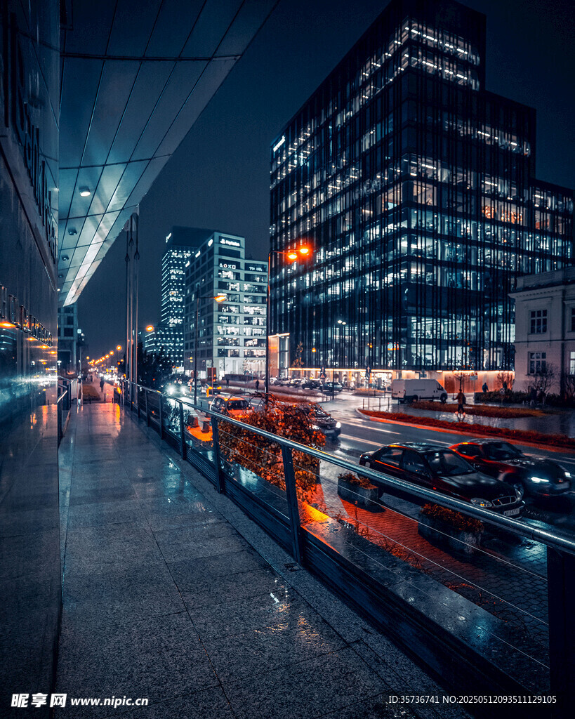 都市夜景下的繁华街道