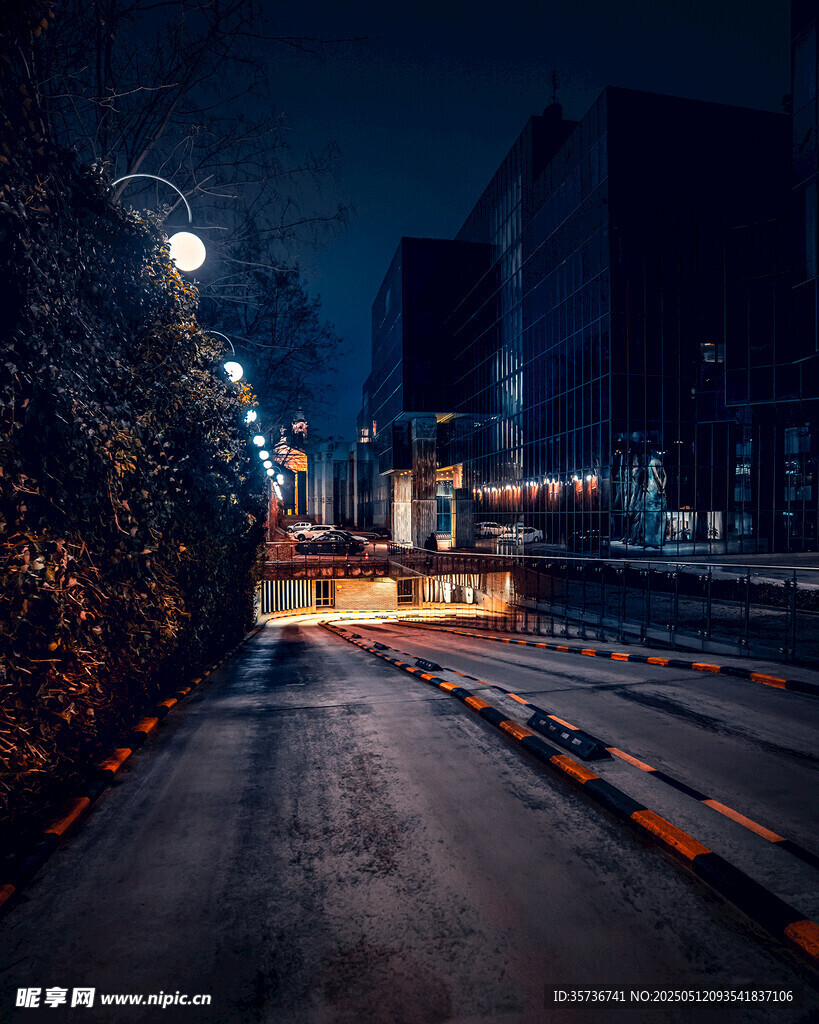 夜晚城市道路施工场景