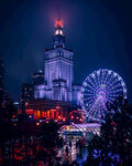 华沙夜景中的摩天轮与建筑