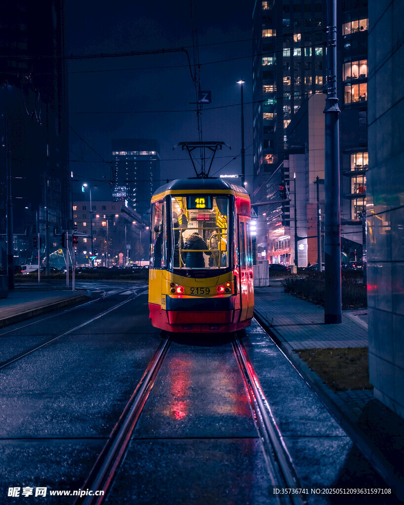 夜间城市有轨电车行驶