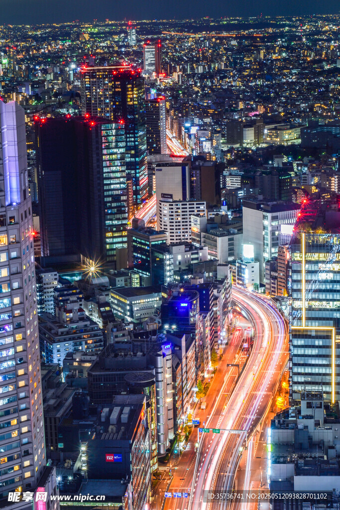 城市璀璨夜景与繁忙交通