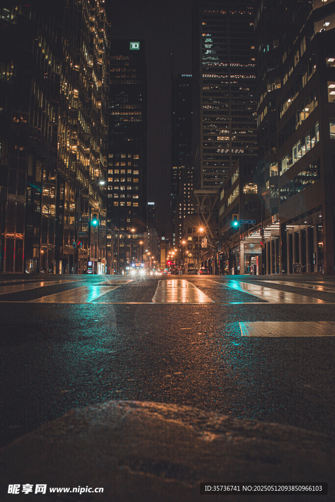 城市雨夜街道的璀璨灯火
