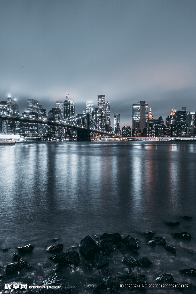 城市夜景下的静谧水面