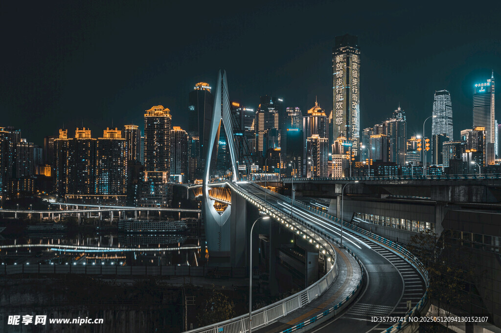 城市夜景中的蜿蜒高架桥