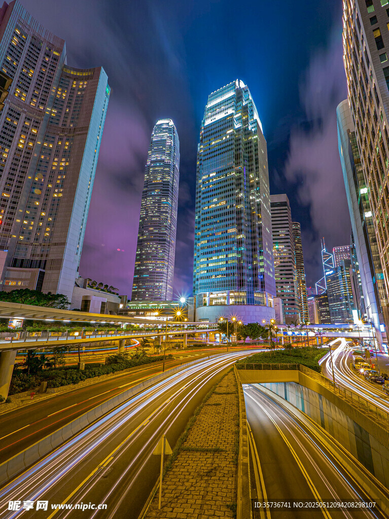 都市夜景下的繁忙交通