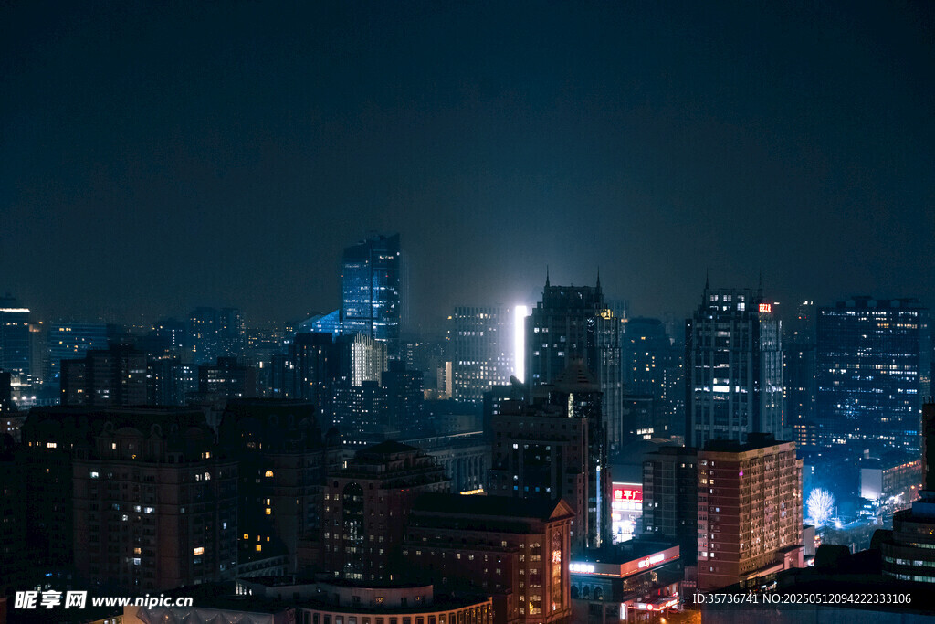 城市璀璨夜景俯瞰图