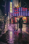 雨夜都市街头行人景象