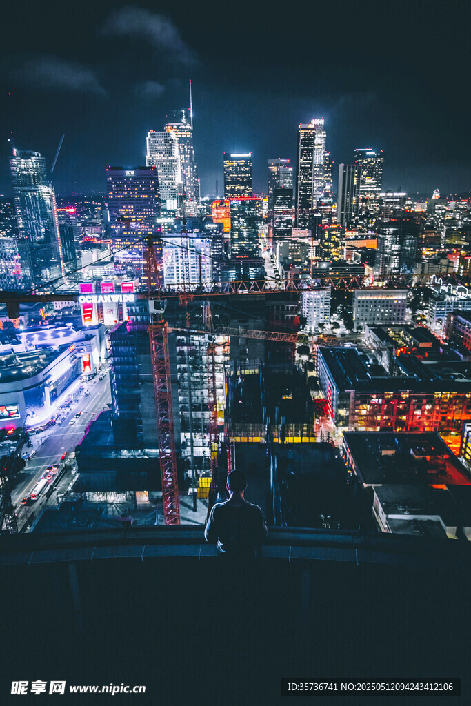 城市璀璨夜景俯瞰图