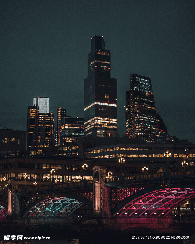 夜幕下的城市桥梁景观