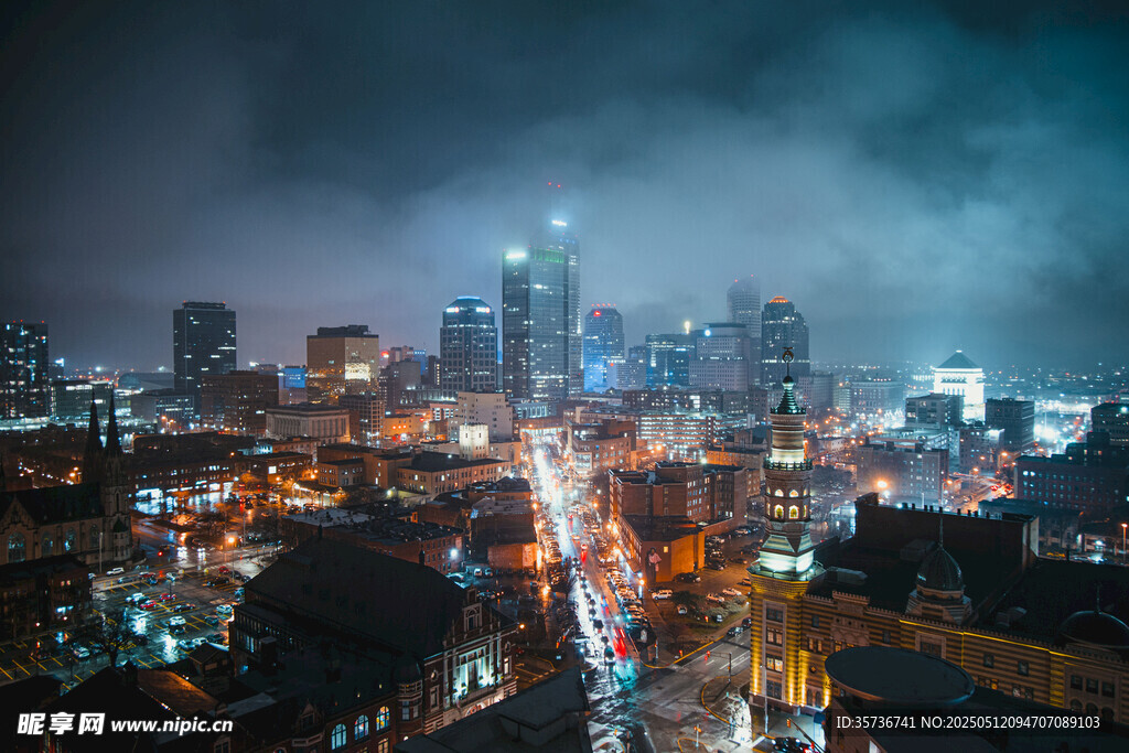 雾中璀璨的城市夜景