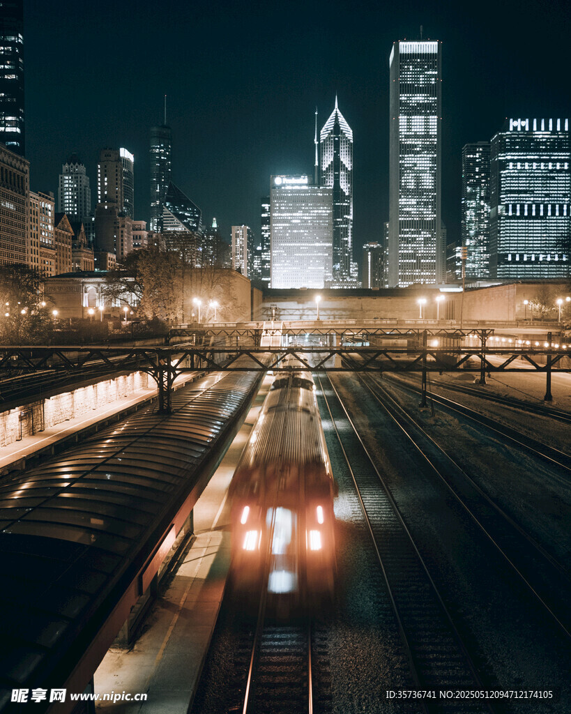 城市夜景中的列车穿行