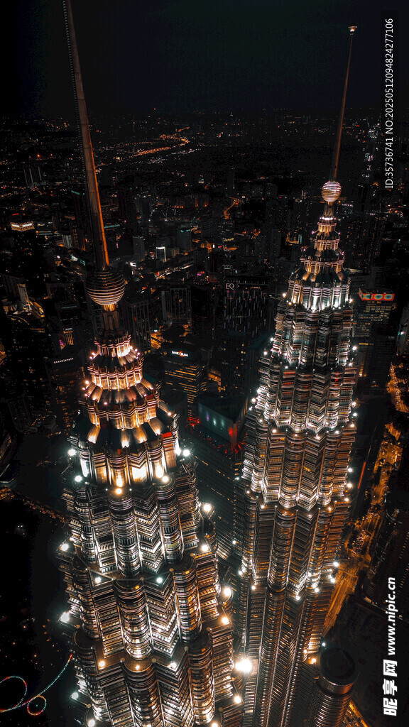 璀璨夜景中的摩天大楼