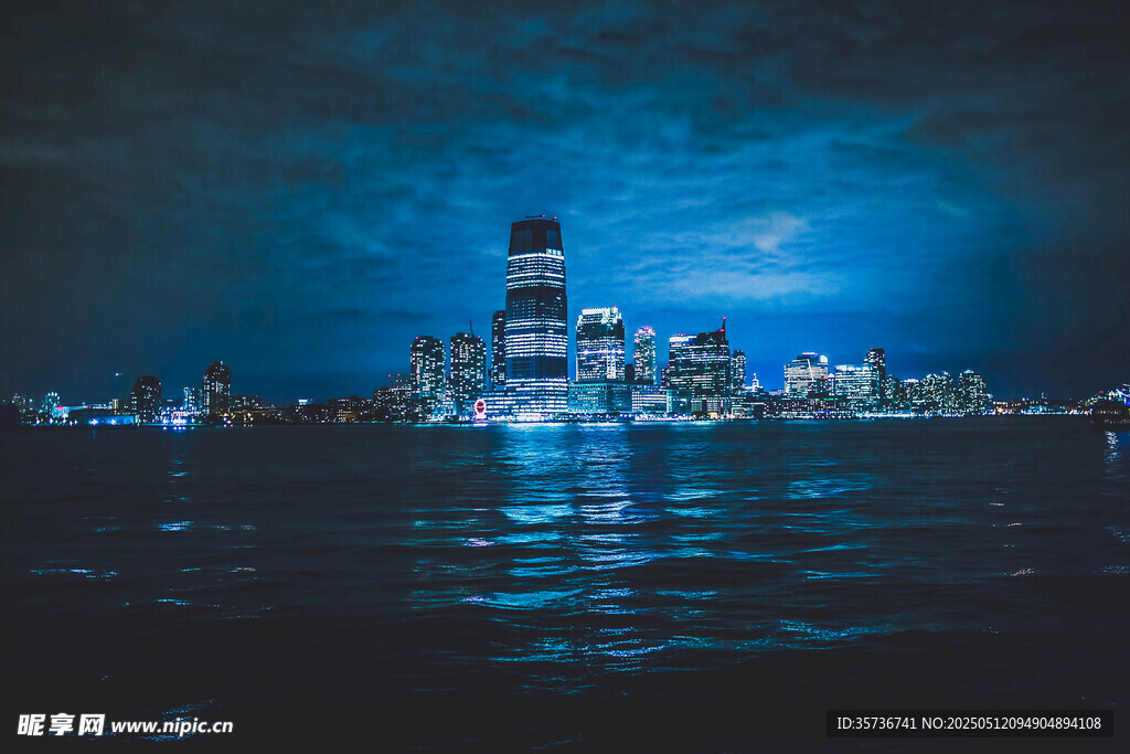 夜幕下的璀璨城市天际线