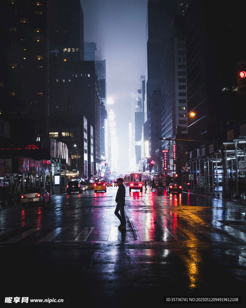 雨夜都市街头的行人身影