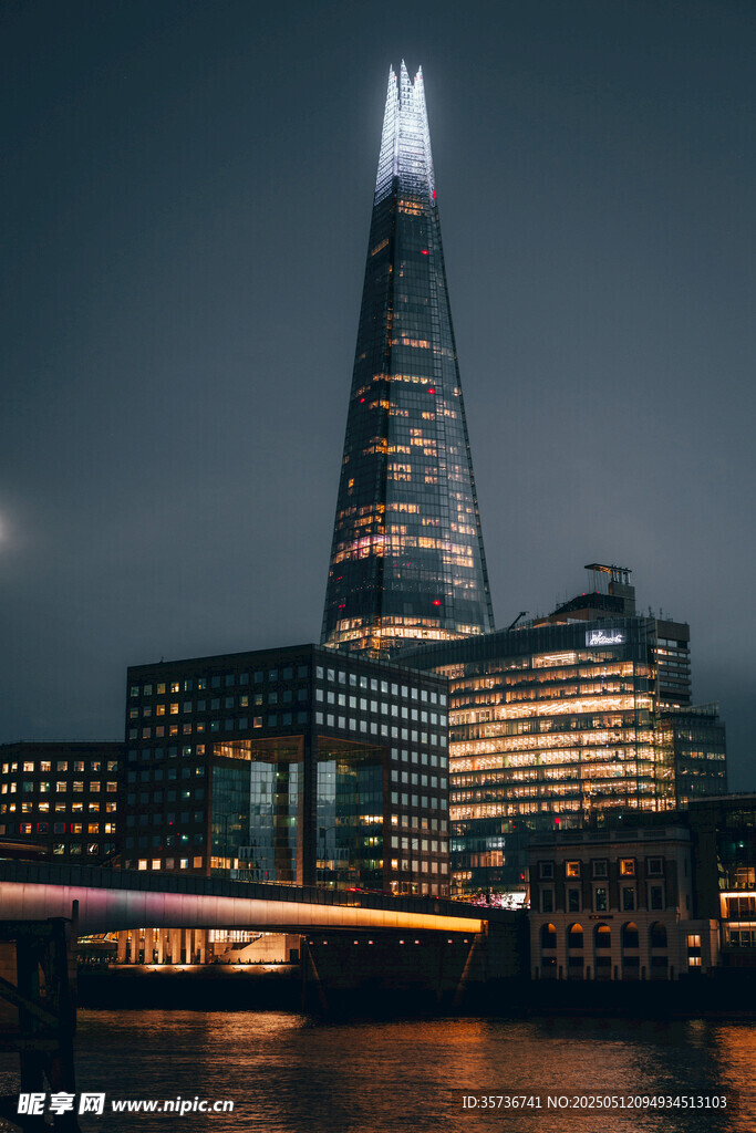 伦敦夜景中的碎片大厦