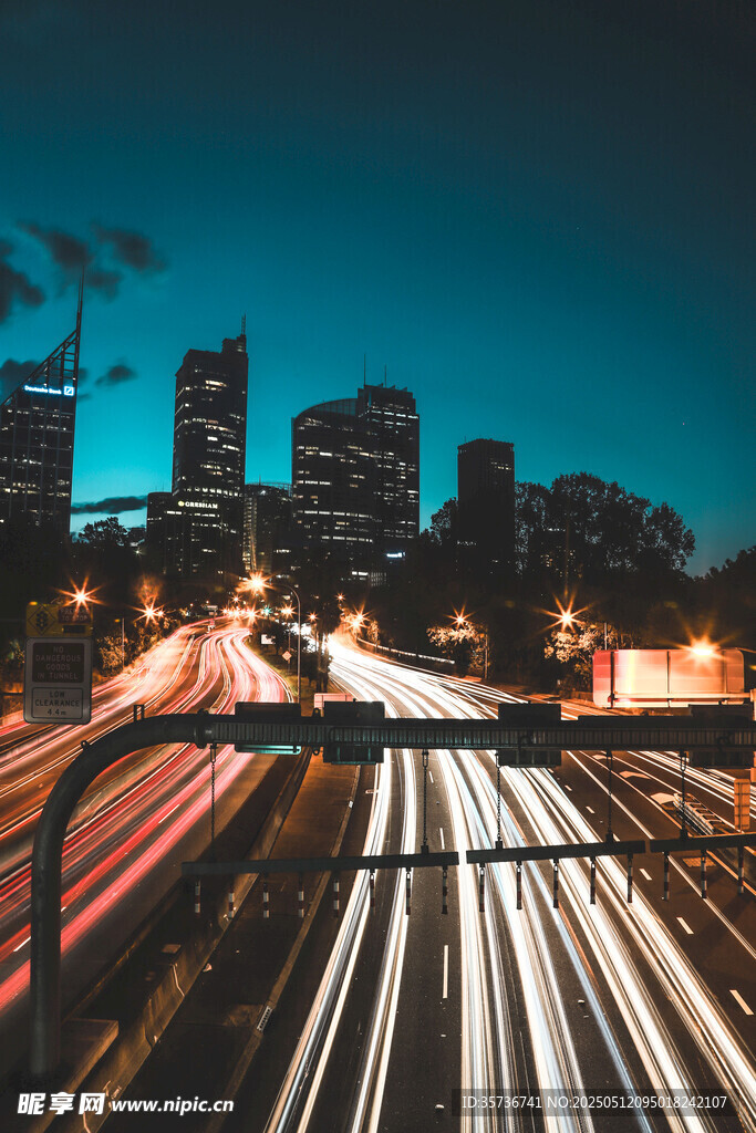城市夜景中的车流光影