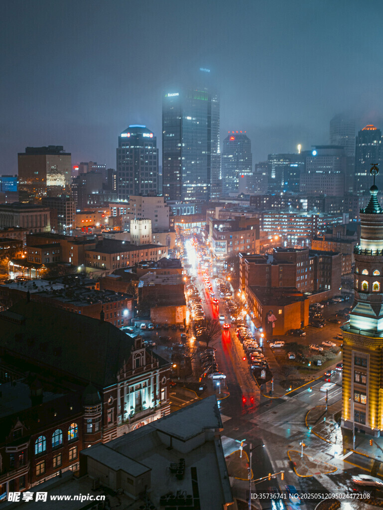 城市夜景中的繁华街道