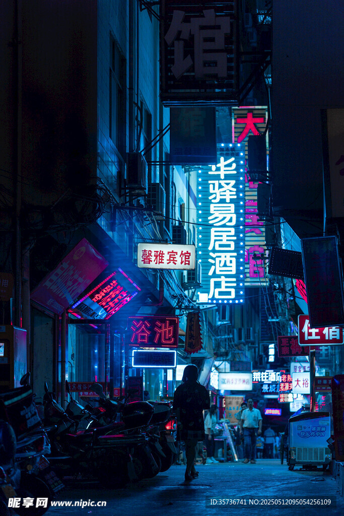 霓虹闪烁的都市夜巷