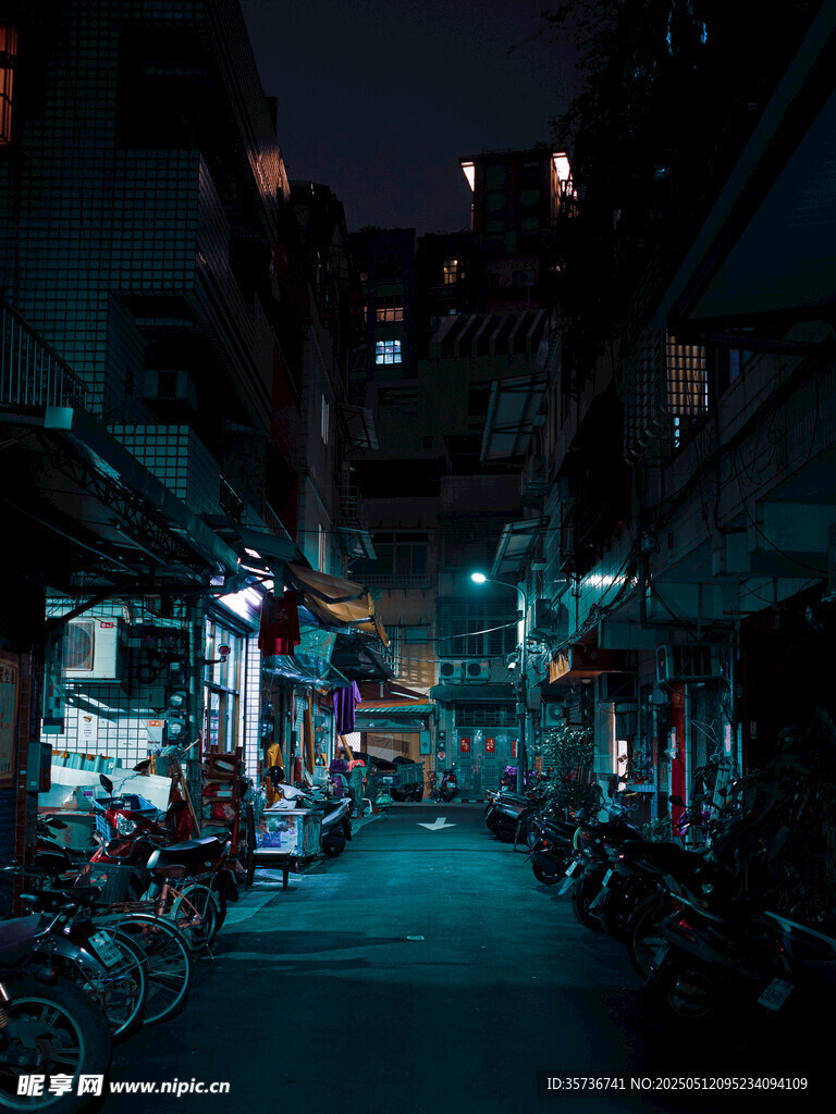 夜晚小巷的静谧烟火气