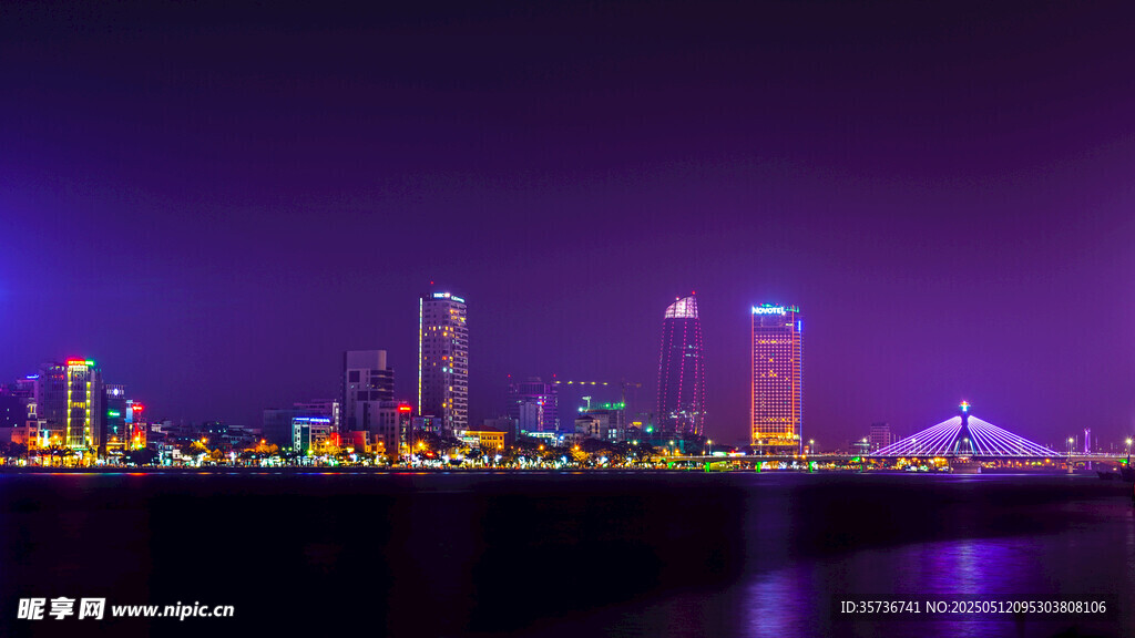 紫色夜景下的璀璨城市风光