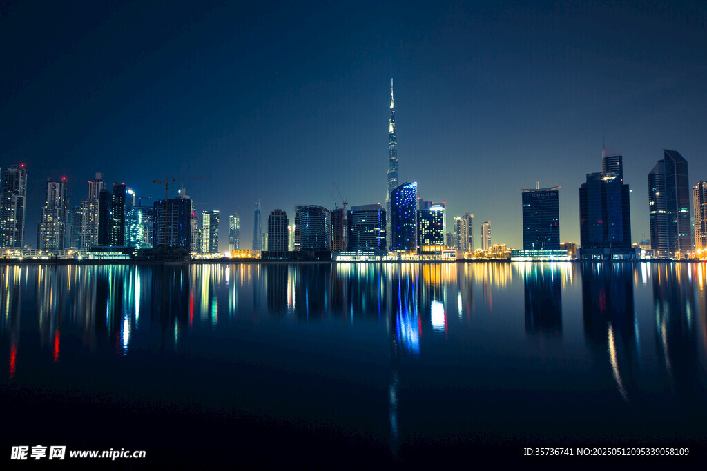 璀璨都市夜景水面倒影