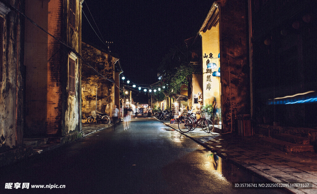 夜晚静谧的古老街道