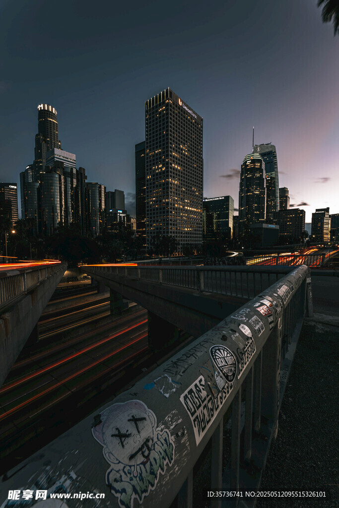 夜幕下的都市桥梁景观