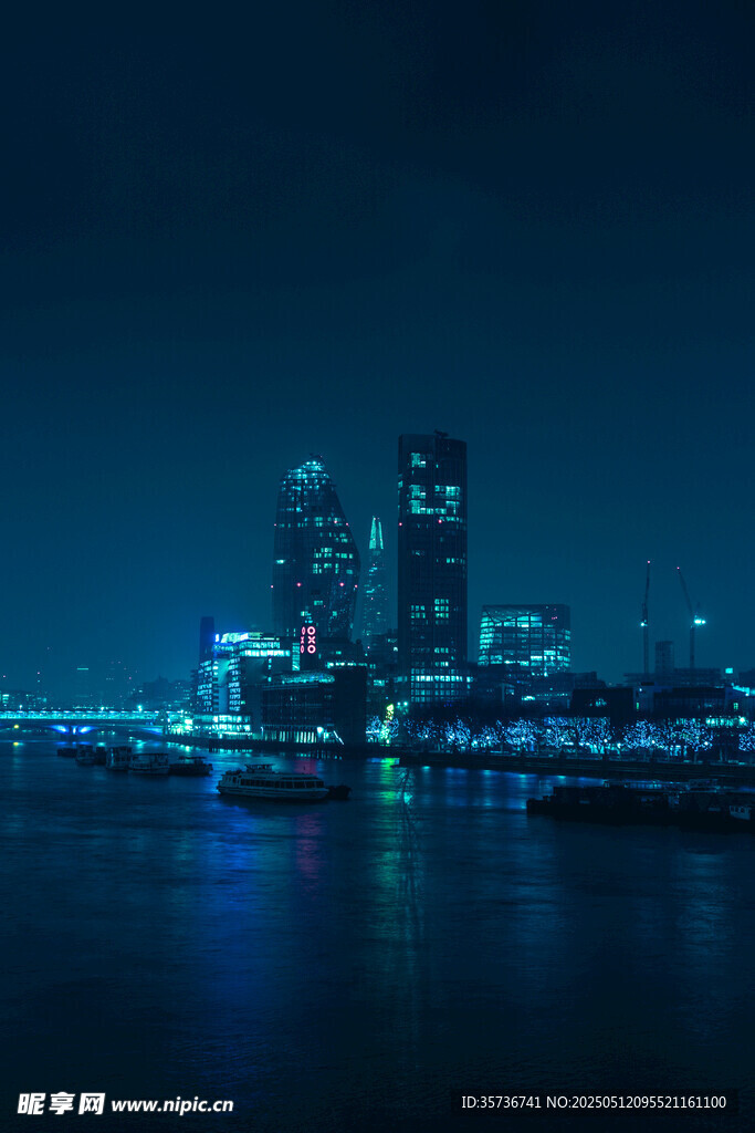 城市夜景下的璀璨河畔风光