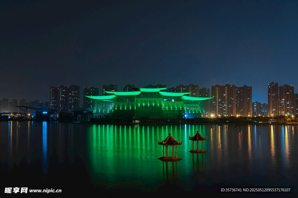 城市夜景中的璀璨绿色建筑