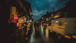 雨夜中的古朴街道景象