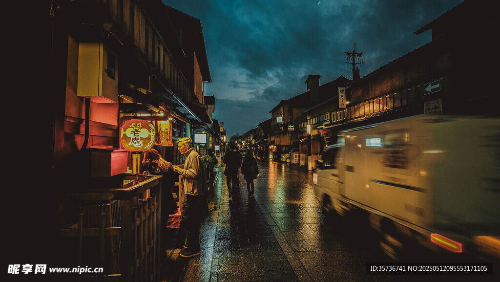 雨夜中的古朴街道景象